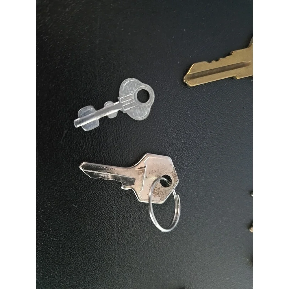 N/A vintage keys